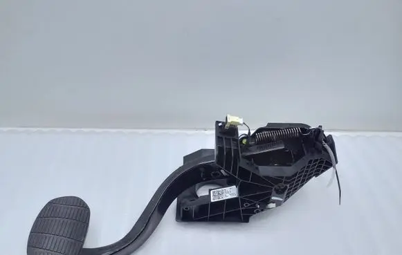 BMW 2 F45 Brake pedal 6860675 80047112