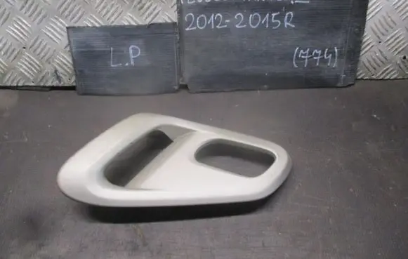 Peugeot Partner Front door interior handle trim 9683306777