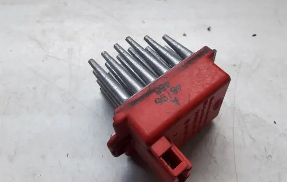 Audi A4 S4 B5 8D Heater blower fan relay 
