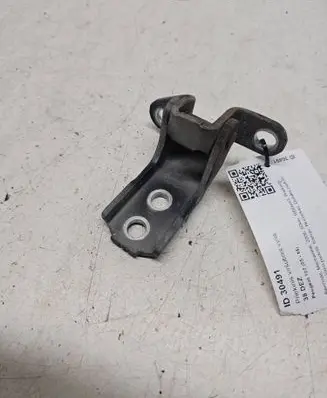 Peugeot 107 Front door upper hinge 