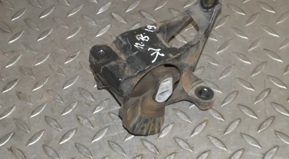 Mazda 3 II Engine mount bracket