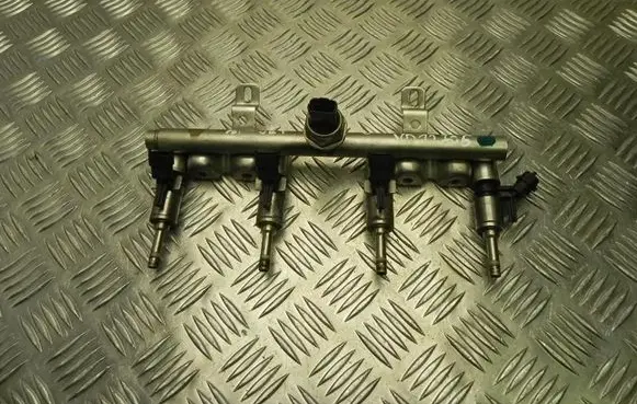 Peugeot 207 CC Fuel distributor V7568051