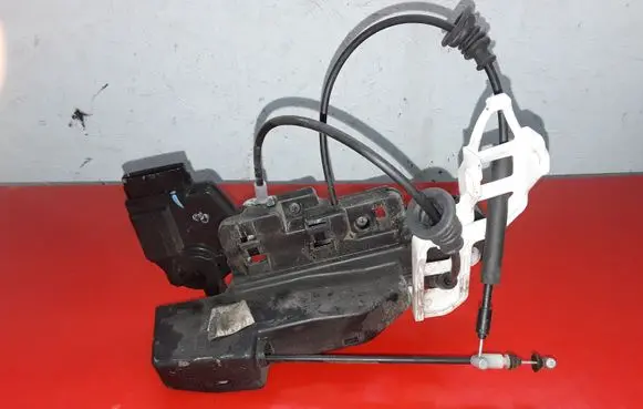 KIA Carens II Front door lock A04577