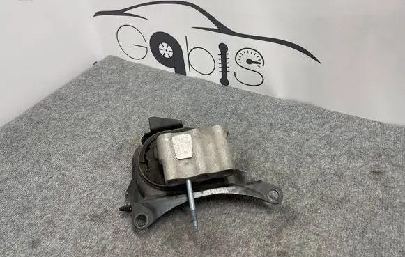 Toyota C-HR I Engine mount bracket
