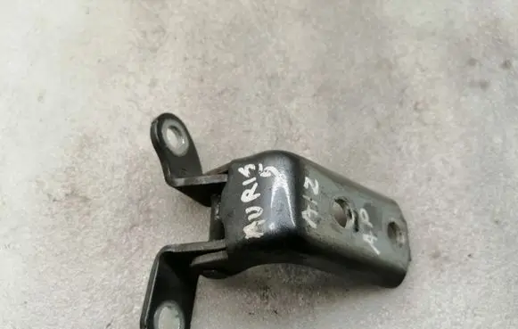 Toyota Auris 150 Front door upper hinge 6871002060