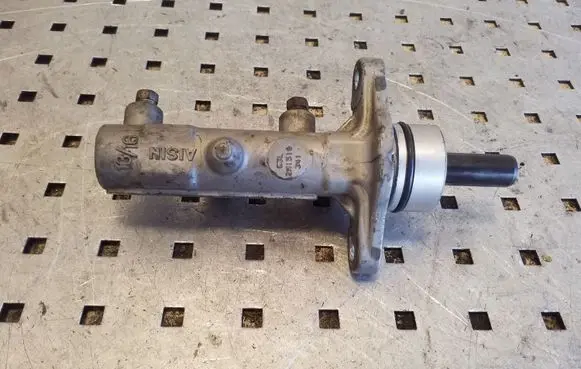 Master brake cylinder