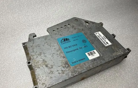 Volkswagen Golf III ABS control unit/module 1H0907379B 10094103134 3X5313