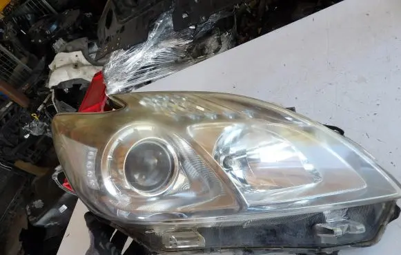 Toyota Prius (XW30) Headlight/headlamp