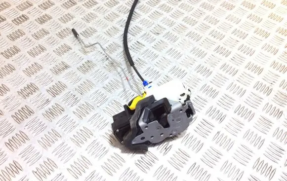 Opel Mokka Front door lock 13579518