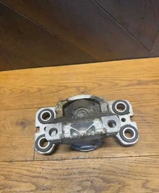 Volvo XC60 Engine mount bracket