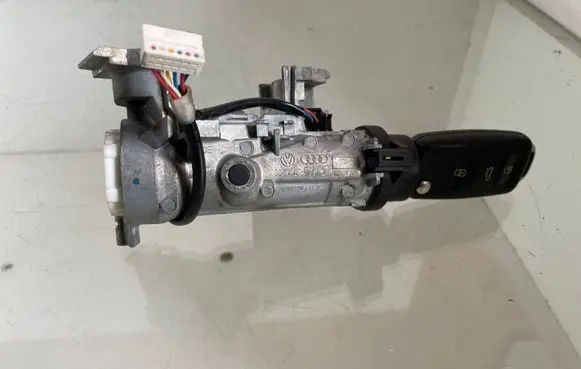 Volkswagen Touran II Ignition lock 1K0905851B 0333AA2201A