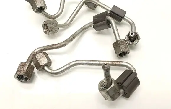 Volkswagen Tiguan Fuel injector supply line/pipe 