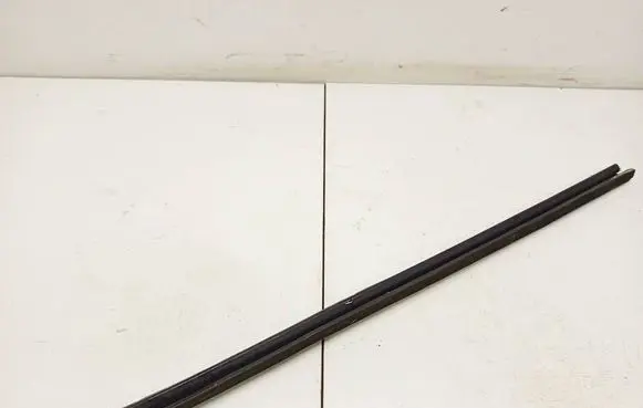 Seat Toledo III (5P) Front door glass trim molding 5p0837471
