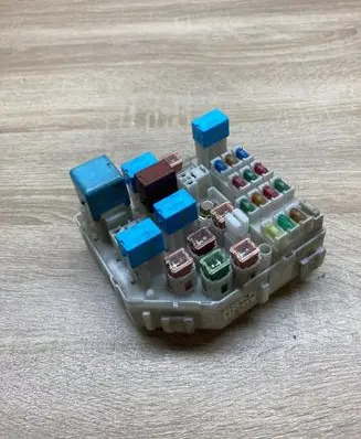 Toyota RAV 4 (XA40) Fuse module 1673 9098704010