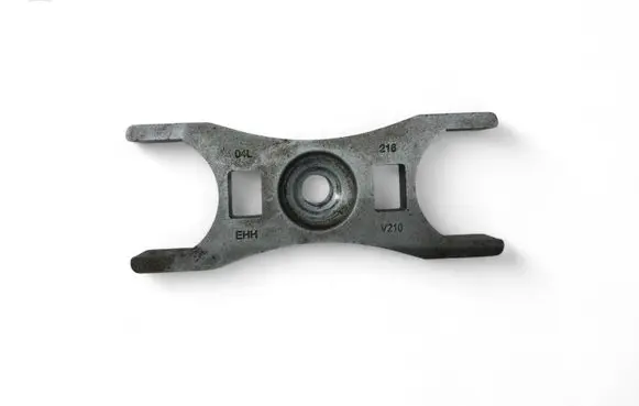 Volkswagen PASSAT B8 Fuel Injector clamp holder 04L216