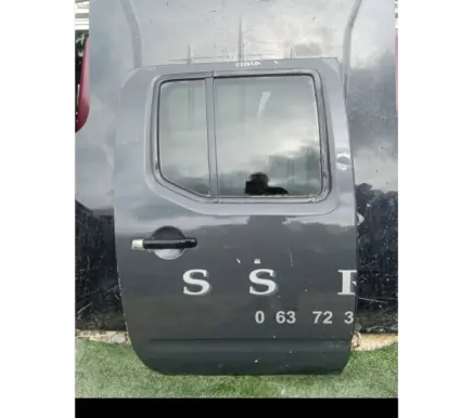 Nissan Navara Rear door