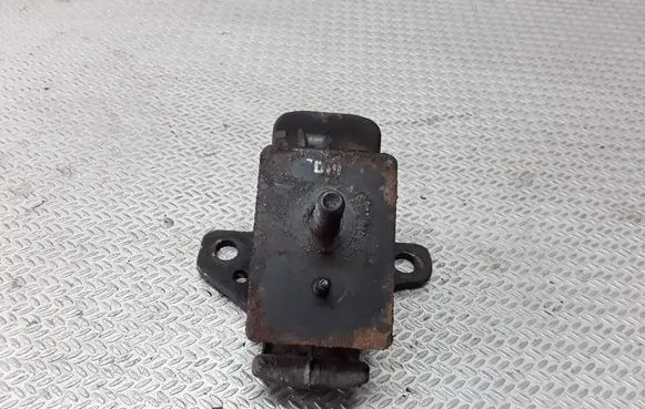 KIA Sorento Engine mount bracket