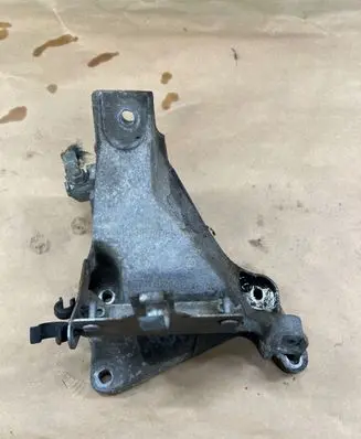 Volkswagen Transporter - Caravelle T5 Engine mounting bracket 6760309