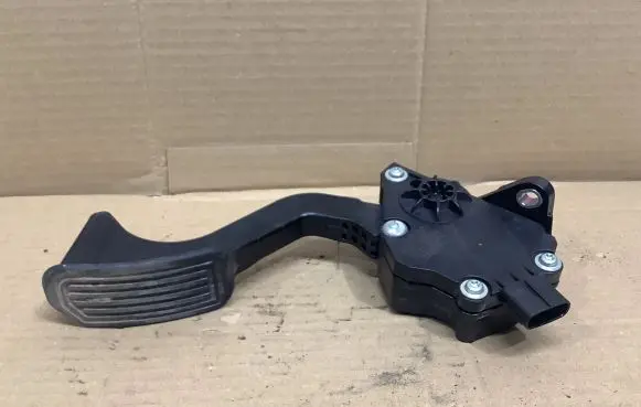 Toyota RAV 4 (XA40) Accelerator throttle pedal 7811042040 1988008942