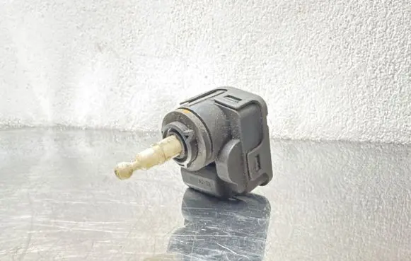 Opel Omega B1 Headlight level adjustment motor 00728230
