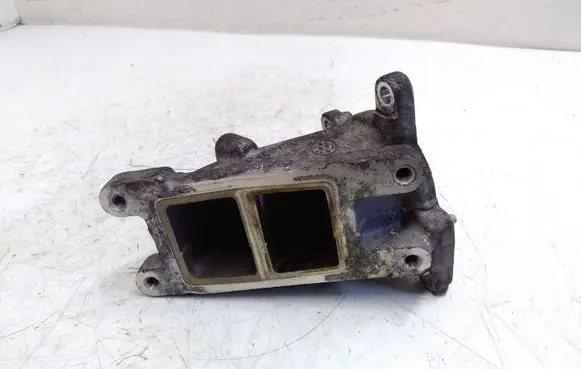 Volkswagen PASSAT B8 Other engine bay part 04L128637A