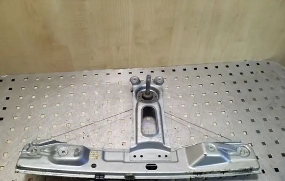 Rear door manual window regulator