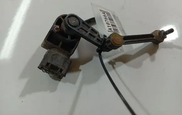 Volkswagen Touareg I Front height sensor lever 7L0616571