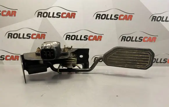 Accelerator throttle pedal