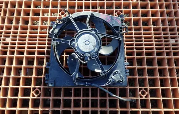 Renault Clio III Radiator cooling fan shroud 1831441000 8200688375 24181AY610