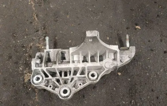 Maserati Ghibli Engine mounting bracket