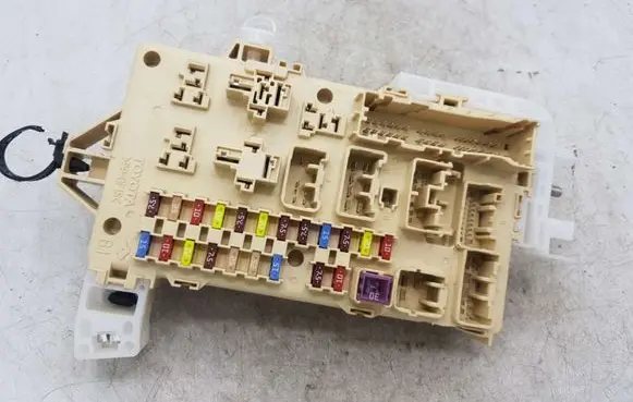 Toyota Corolla Verso E121 Fuse module 892210F030