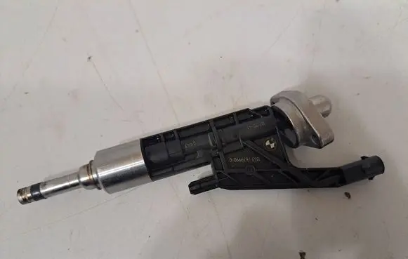 BMW 2 F22 F23 Fuel injector 7639990 8625396