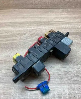 Audi A4 S4 B5 8D Fuse module 4A0941822 896046MAIN