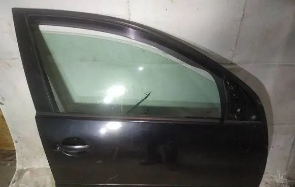 Volkswagen Golf V Front door juodos