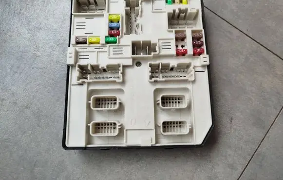 Renault Master III Fuse module 284B69681R 519543F09 2591379703