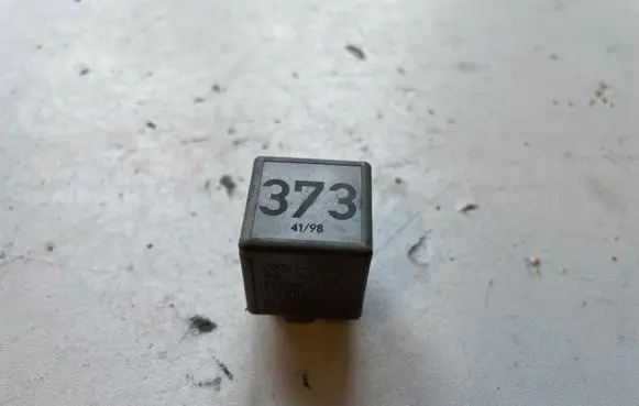 Volkswagen PASSAT B5 Other relay 8D0951253A