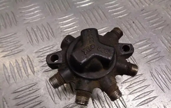 Ford Focus Fuel distributor R9144Z020D