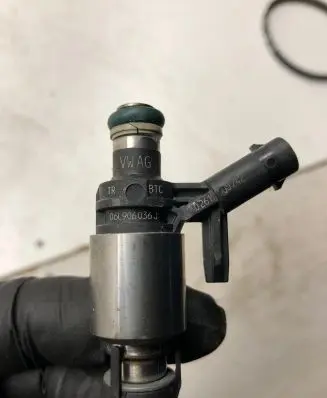 Audi A5 8T 8F Fuel injector 06L906036J
