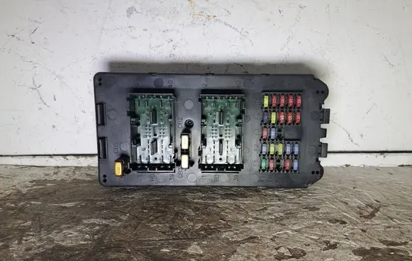 Jeep Grand Cherokee (WK) Fuse module 56050066AC 30959L