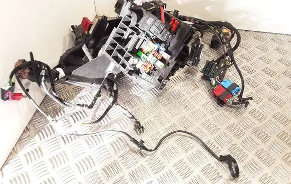 Volkswagen Tiguan Fuse module 5Q0937615C