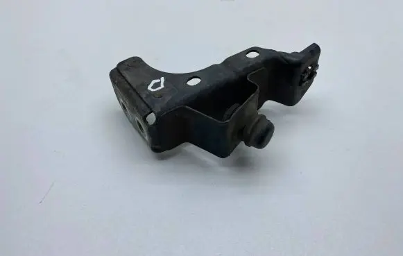 Opel Zafira C Fender mounting bracket