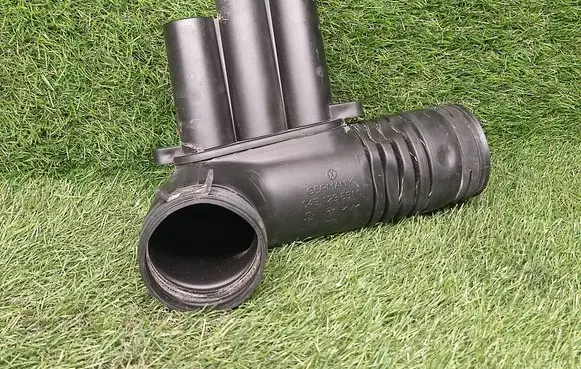 Volkswagen Jetta VI Air intake hose/pipe 04E129651C