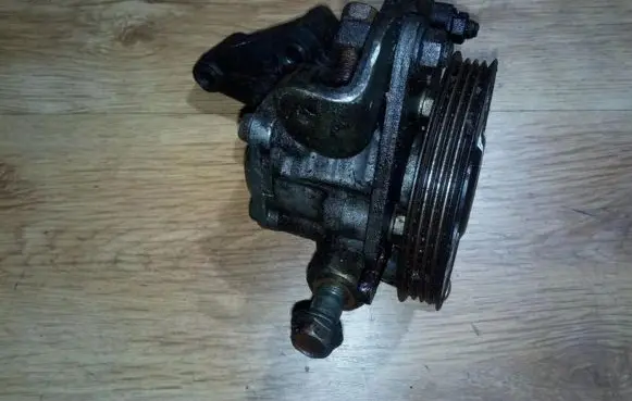 Mazda 323 Power steering pump