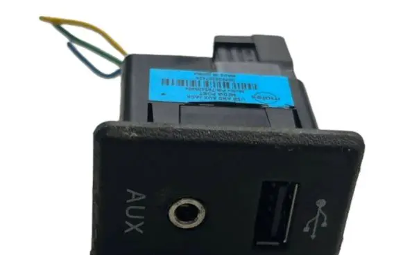 Nissan Qashqai AUX in-socket connector 795405004 004928207424