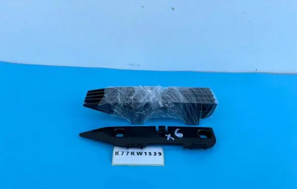 BMW 2 F46 Front bumper mounting bracket 51117301575