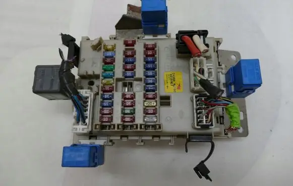 Nissan Almera Tino Fuse module 243504U100