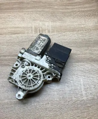 Volkswagen PASSAT B5 Rear door window regulator motor 9776101438203