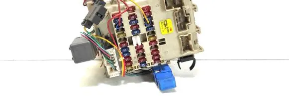 Nissan Almera Fuse module 243505M300