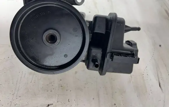 Mercedes-Benz Sprinter W906 Power steering pump a0064661501