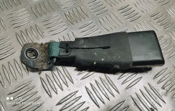 Suzuki Swift II Rear seatbelt buckle